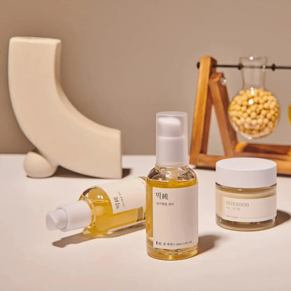 Applying Mixsoon Bean Essence – Korean skincare step for hydration and pore care.